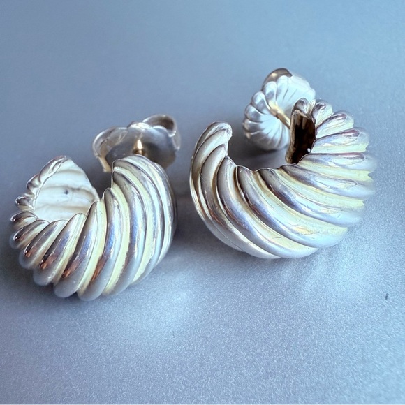 David Yurman Classic Cable Sculpted Shrimp Huggie Hoop Earrings, Sterlin… - Picture 4 of 10